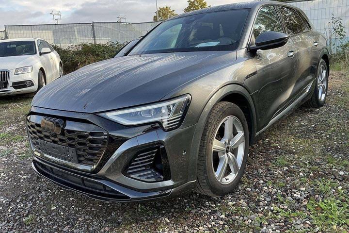 Grå Audi Q8 e-tron fra 2024