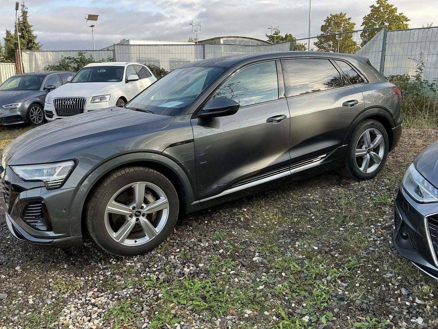 Grå Audi Q8 e-tron fra 2024