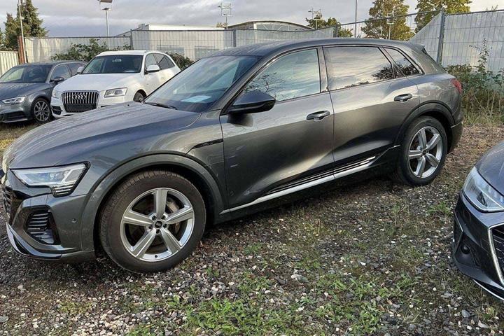 Grå Audi Q8 e-tron fra 2024