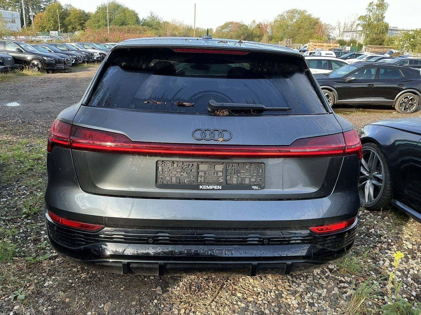 Grå Audi Q8 e-tron fra 2024