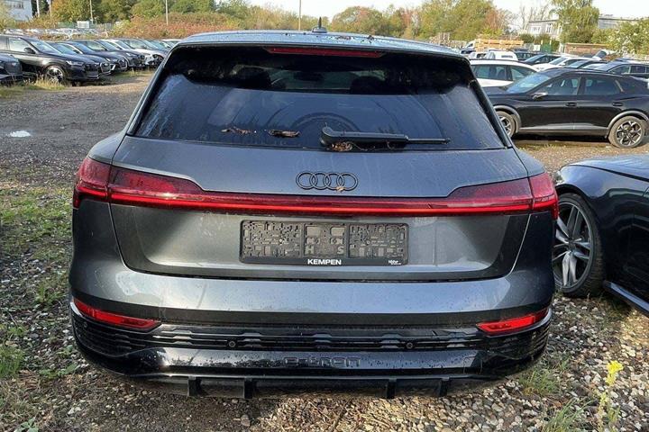 Grå Audi Q8 e-tron fra 2024