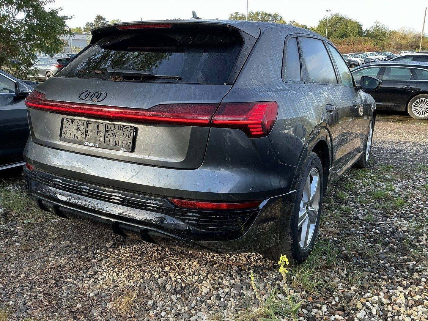 Grå Audi Q8 e-tron fra 2024