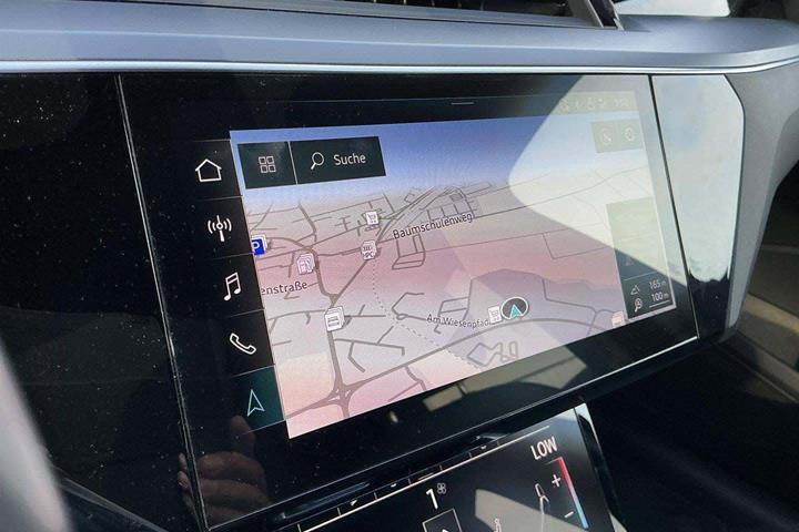 Grå Audi Q8 e-tron fra 2024