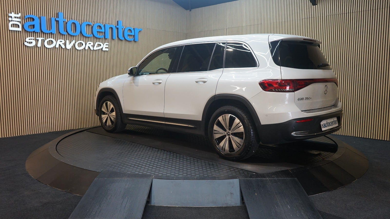 Hvid Mercedes EQB250+ fra 2024