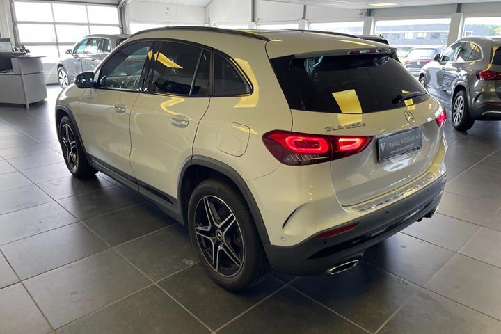 Hvid Mercedes GLA250 e fra 2022