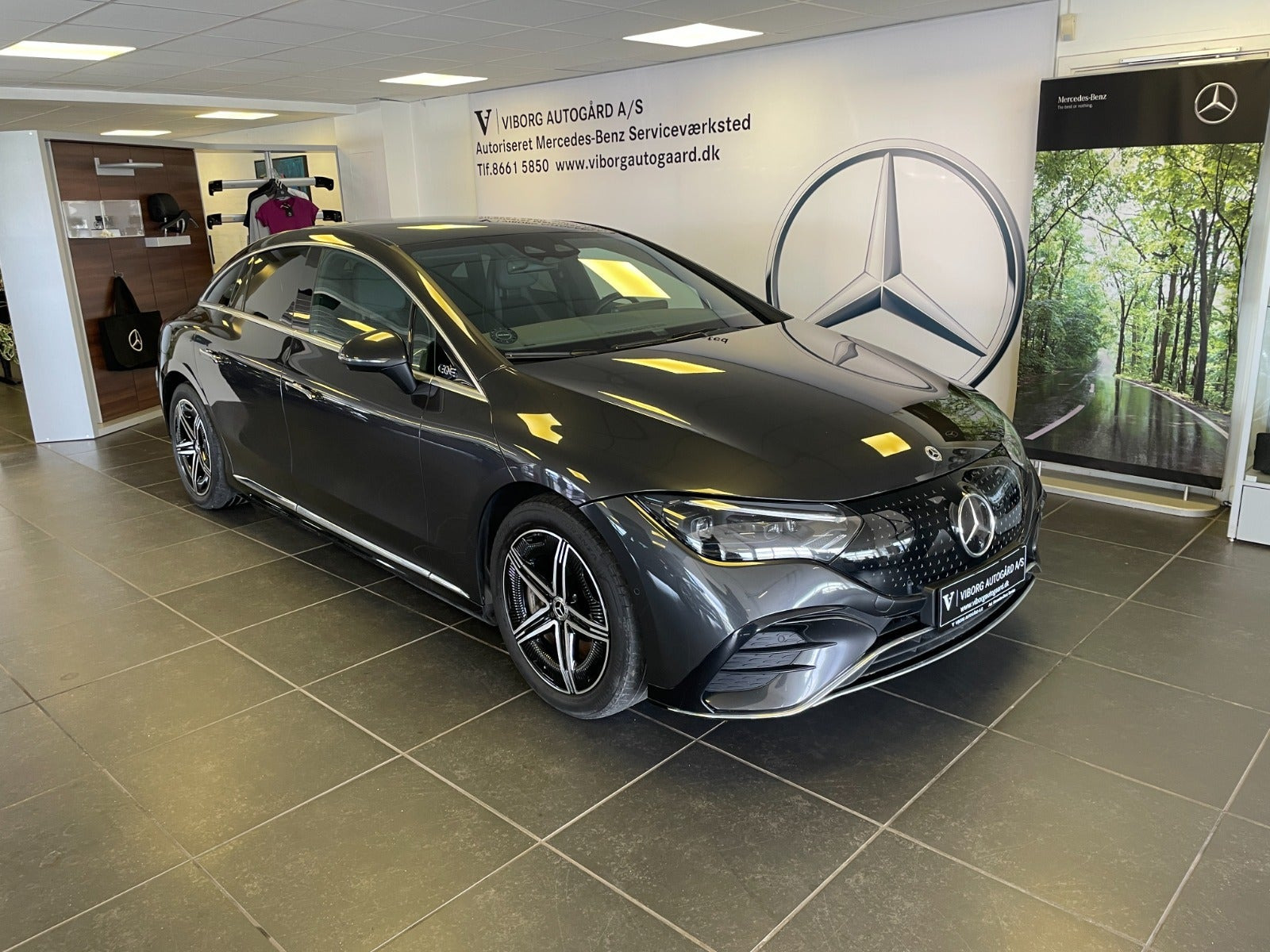 Grå Mercedes EQE350 fra 2024