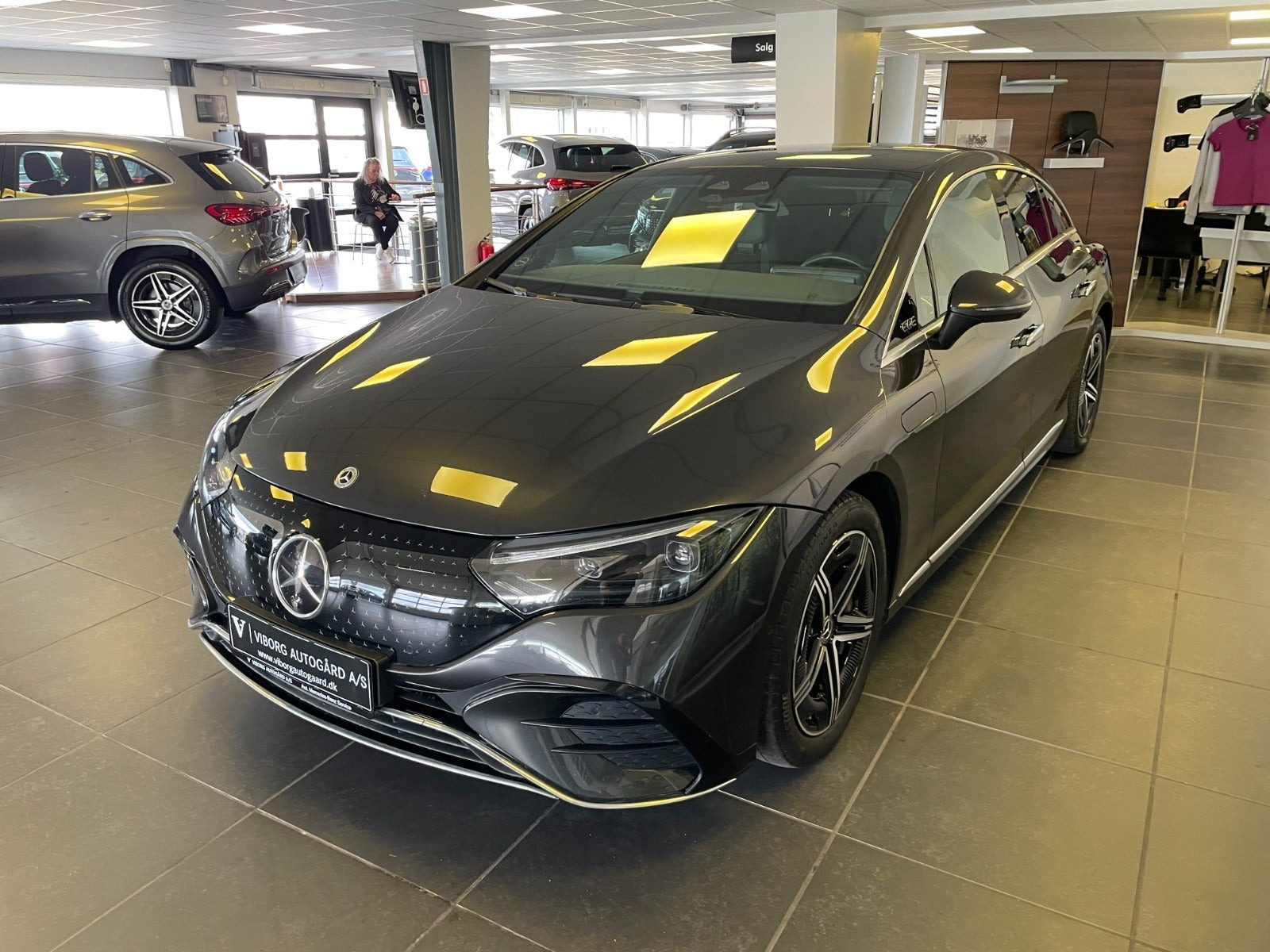 Grå Mercedes EQE350 fra 2024