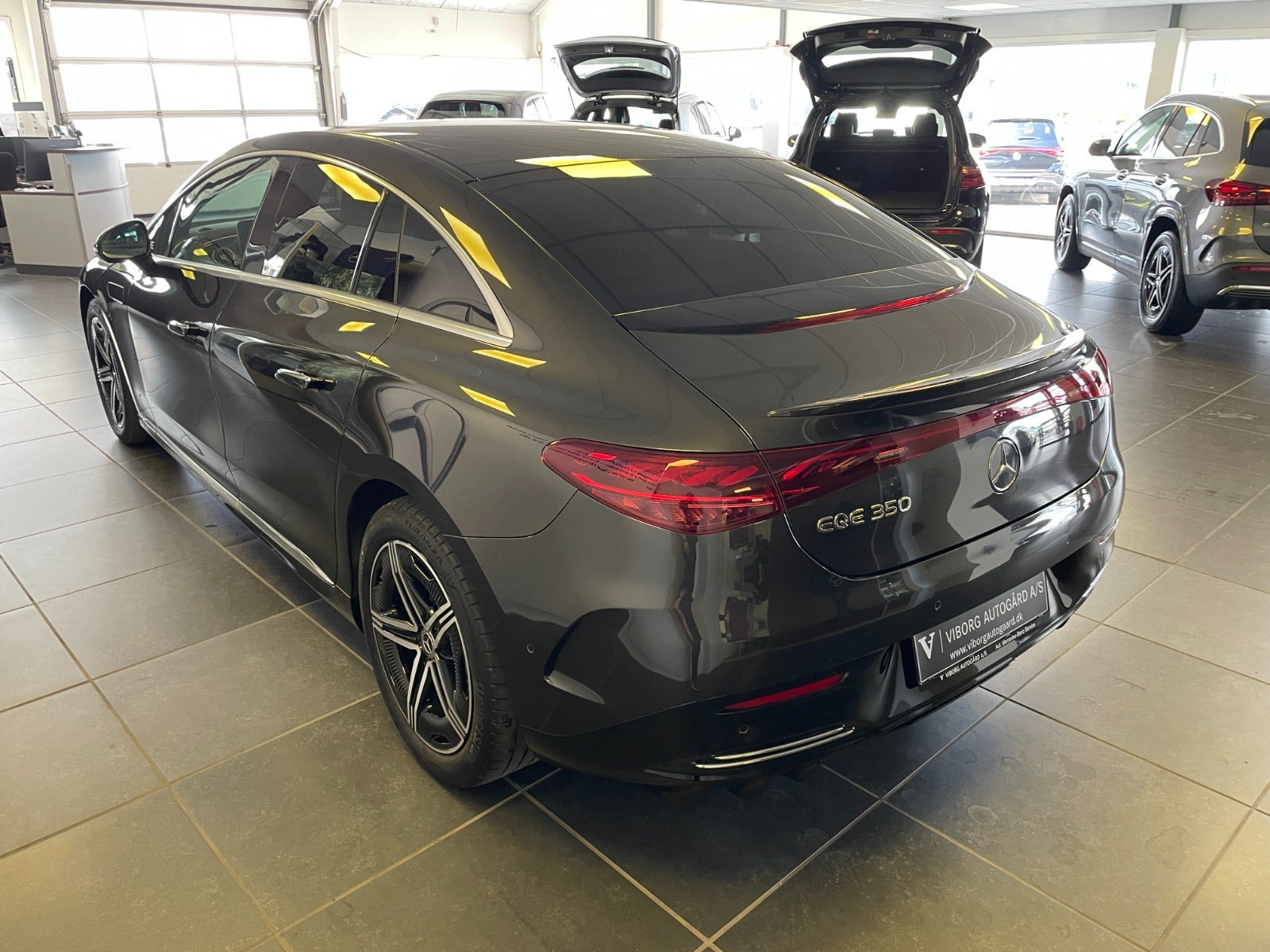 Grå Mercedes EQE350 fra 2024
