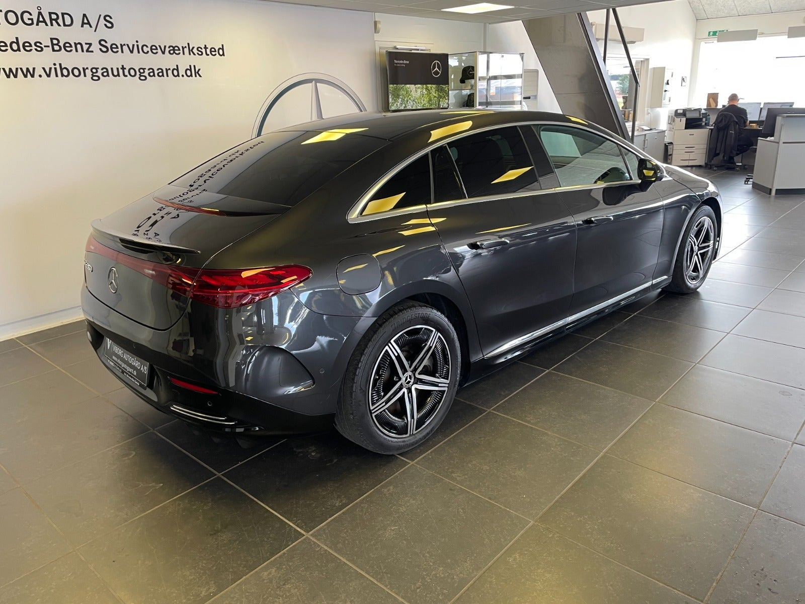 Grå Mercedes EQE350 fra 2024