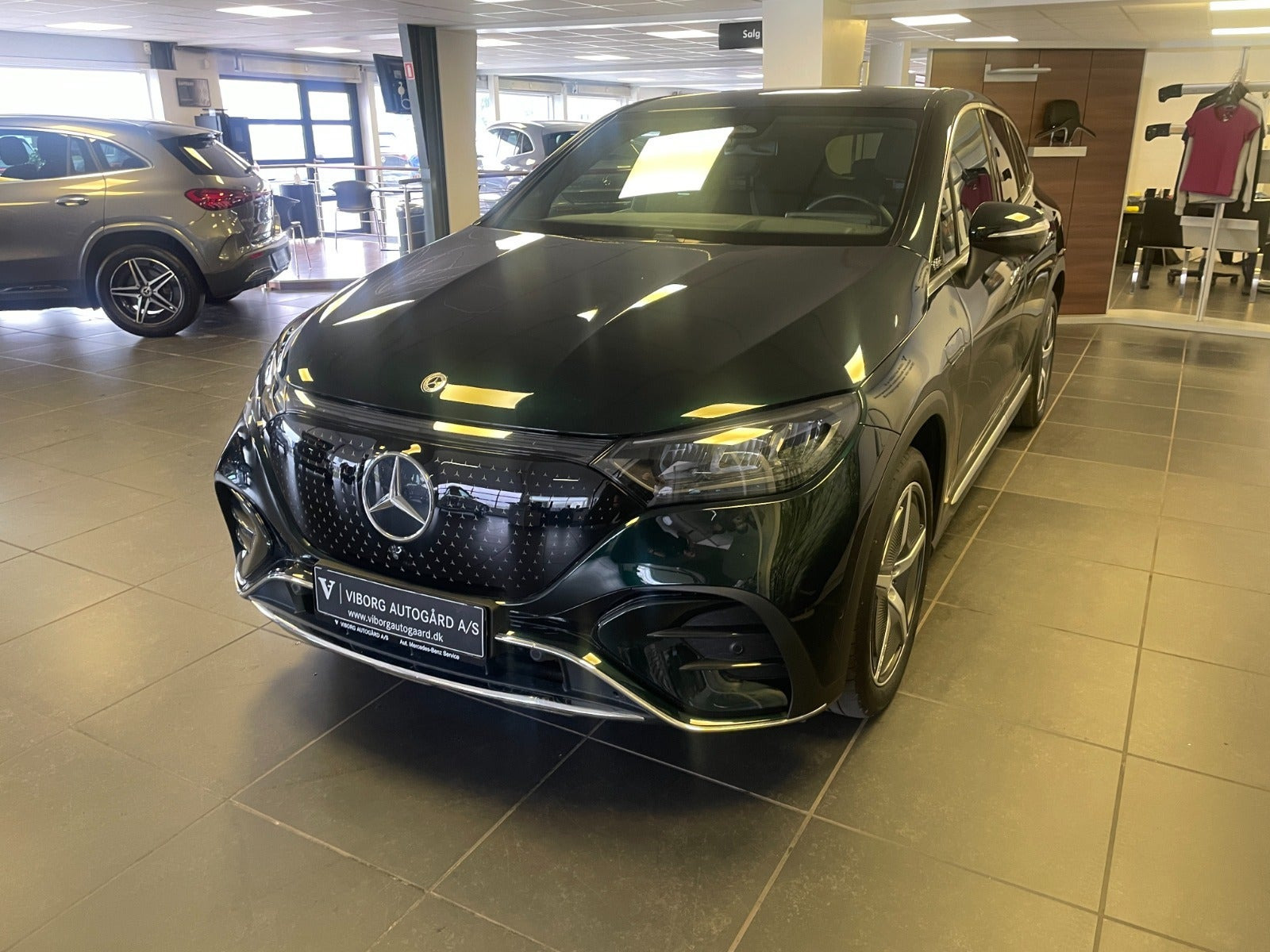 Grøn Mercedes EQE350 SUV fra 2025