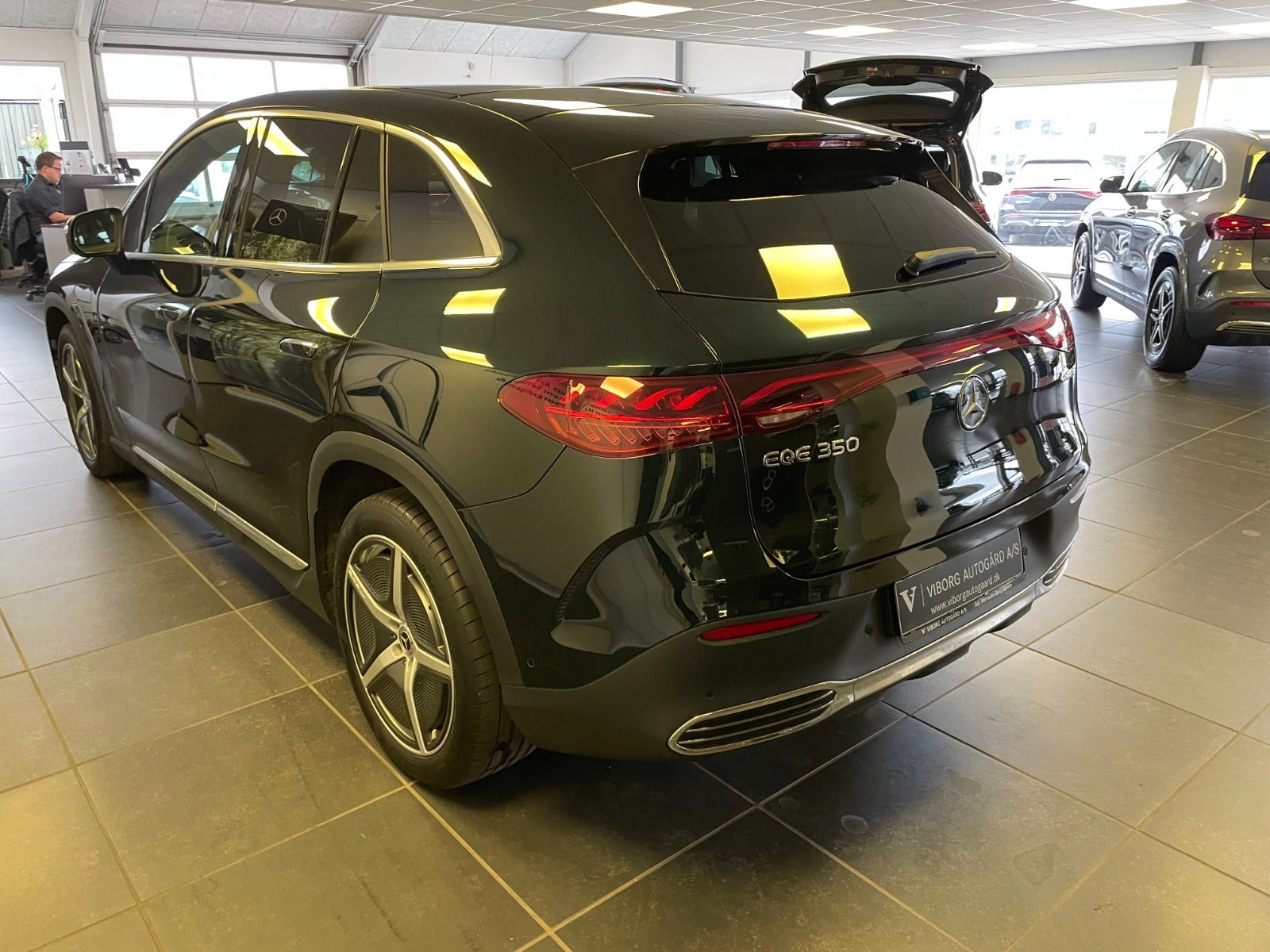 Grøn Mercedes EQE350 SUV fra 2025