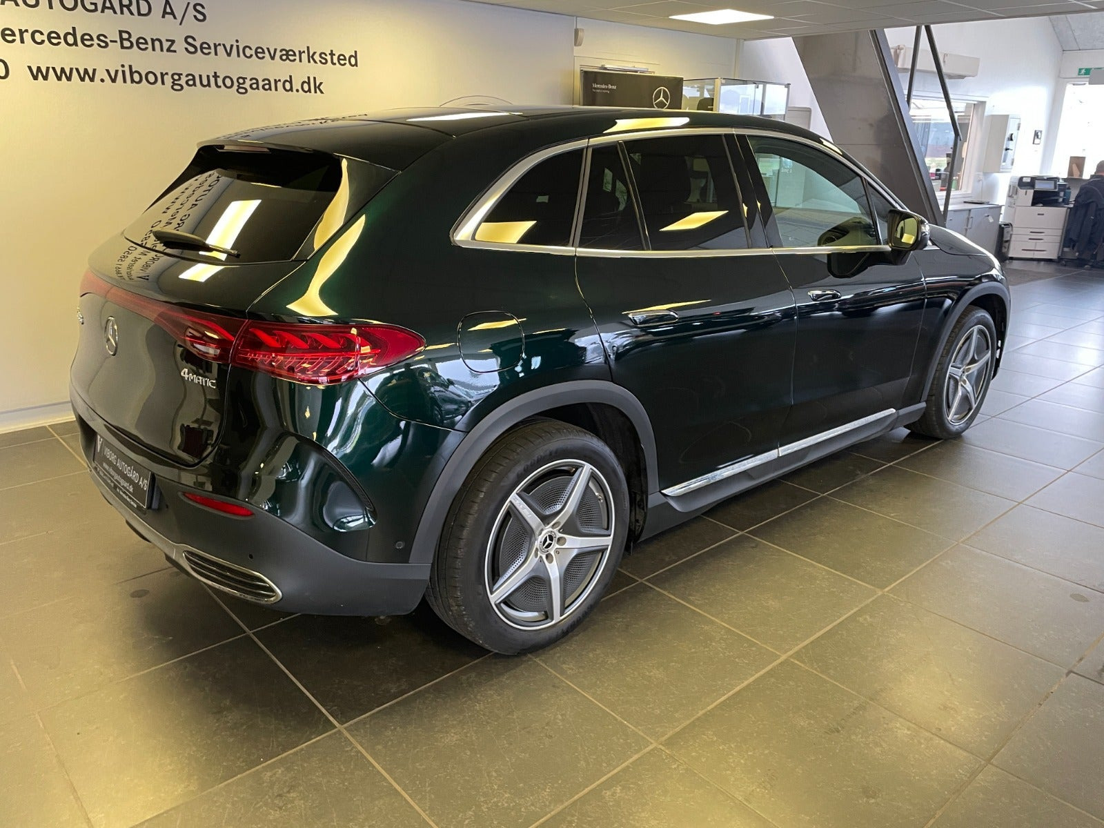 Grøn Mercedes EQE350 SUV fra 2025