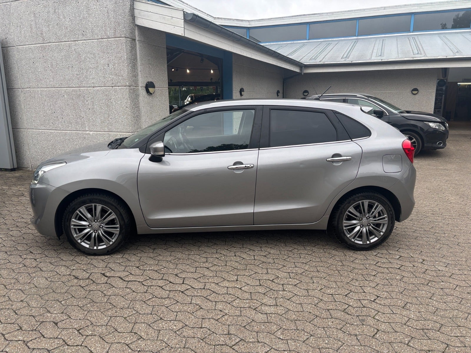 Grå Suzuki Baleno fra 2020