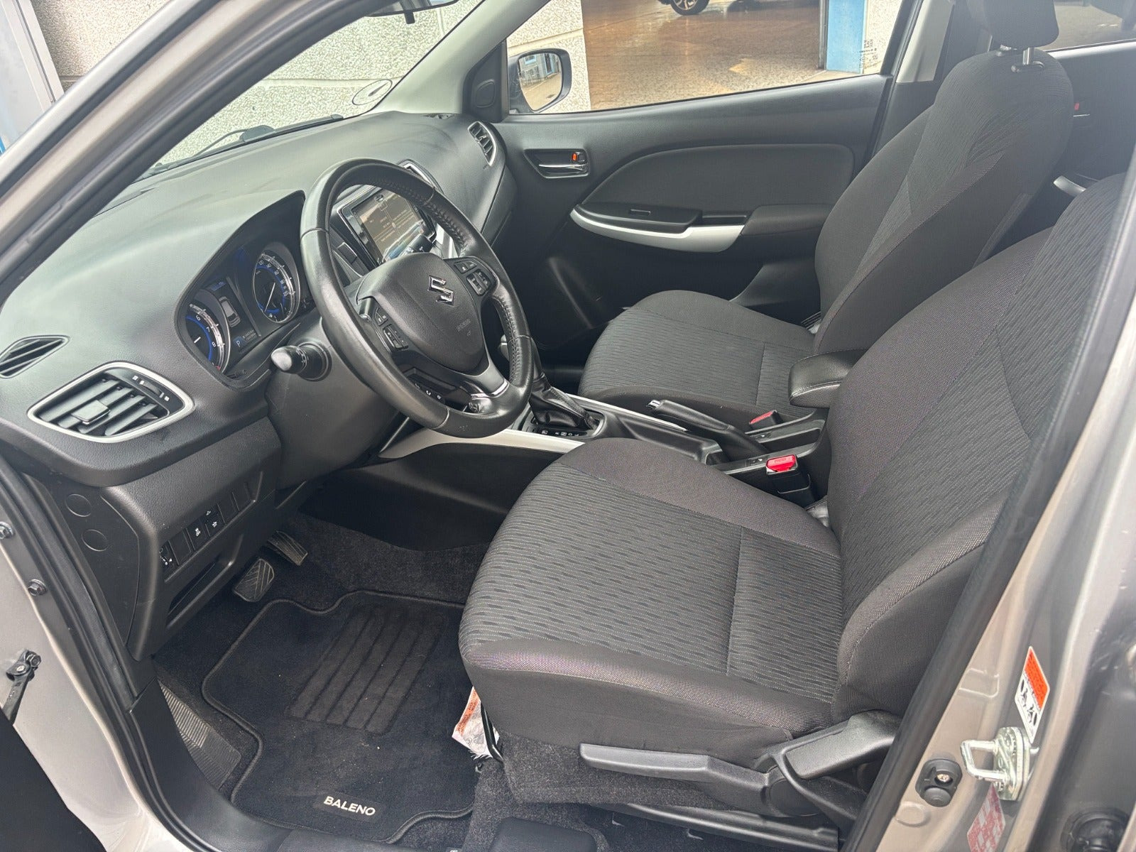 Grå Suzuki Baleno fra 2020
