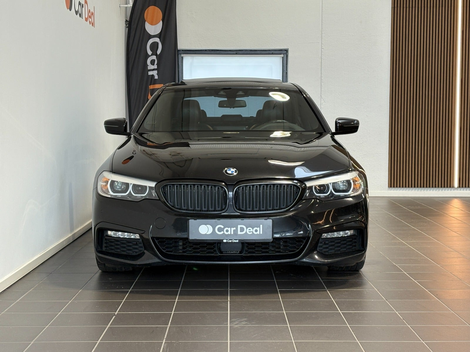 Sort BMW 540i fra 2017