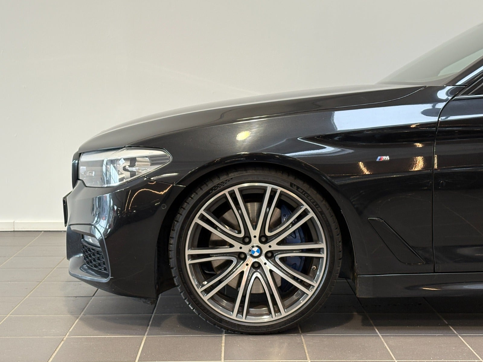 Sort BMW 540i fra 2017