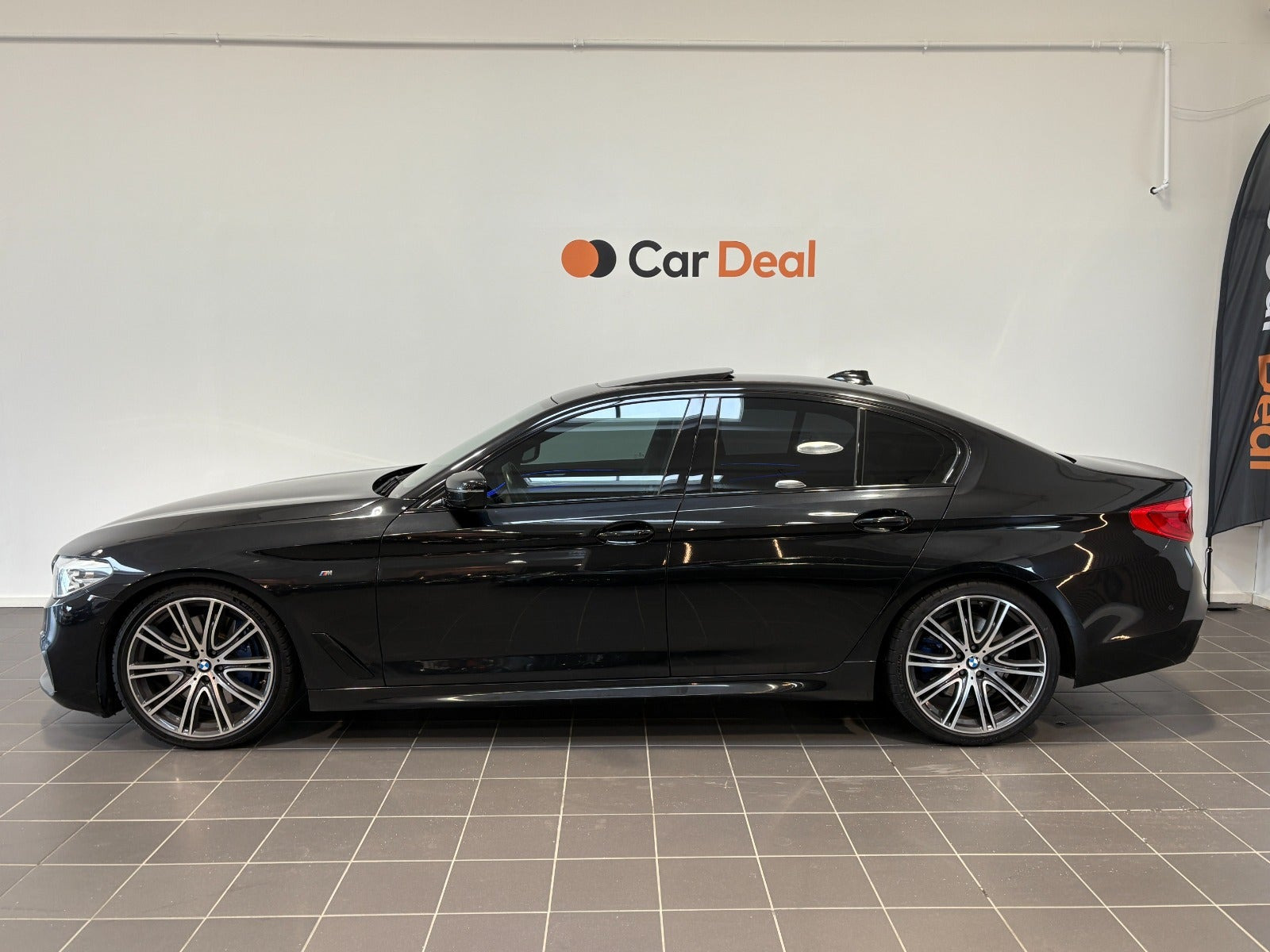 Sort BMW 540i fra 2017