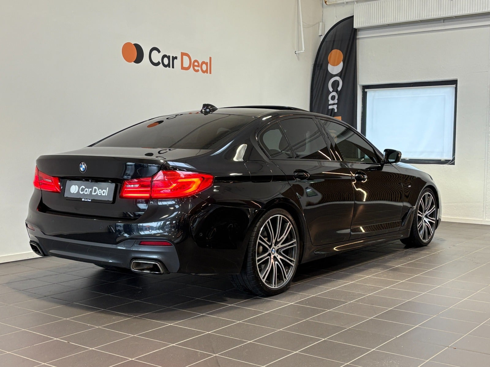 Sort BMW 540i fra 2017
