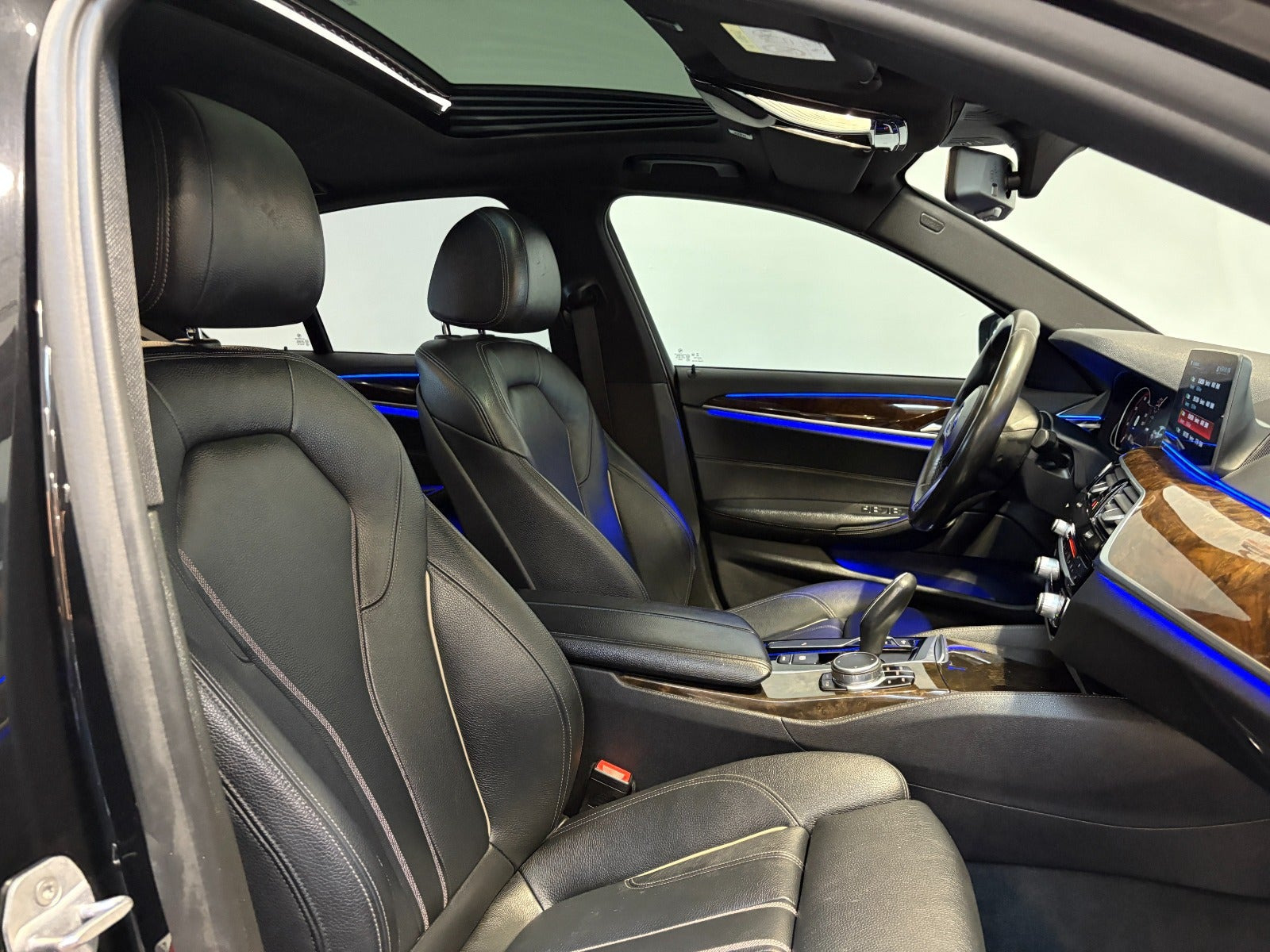 Sort BMW 540i fra 2017