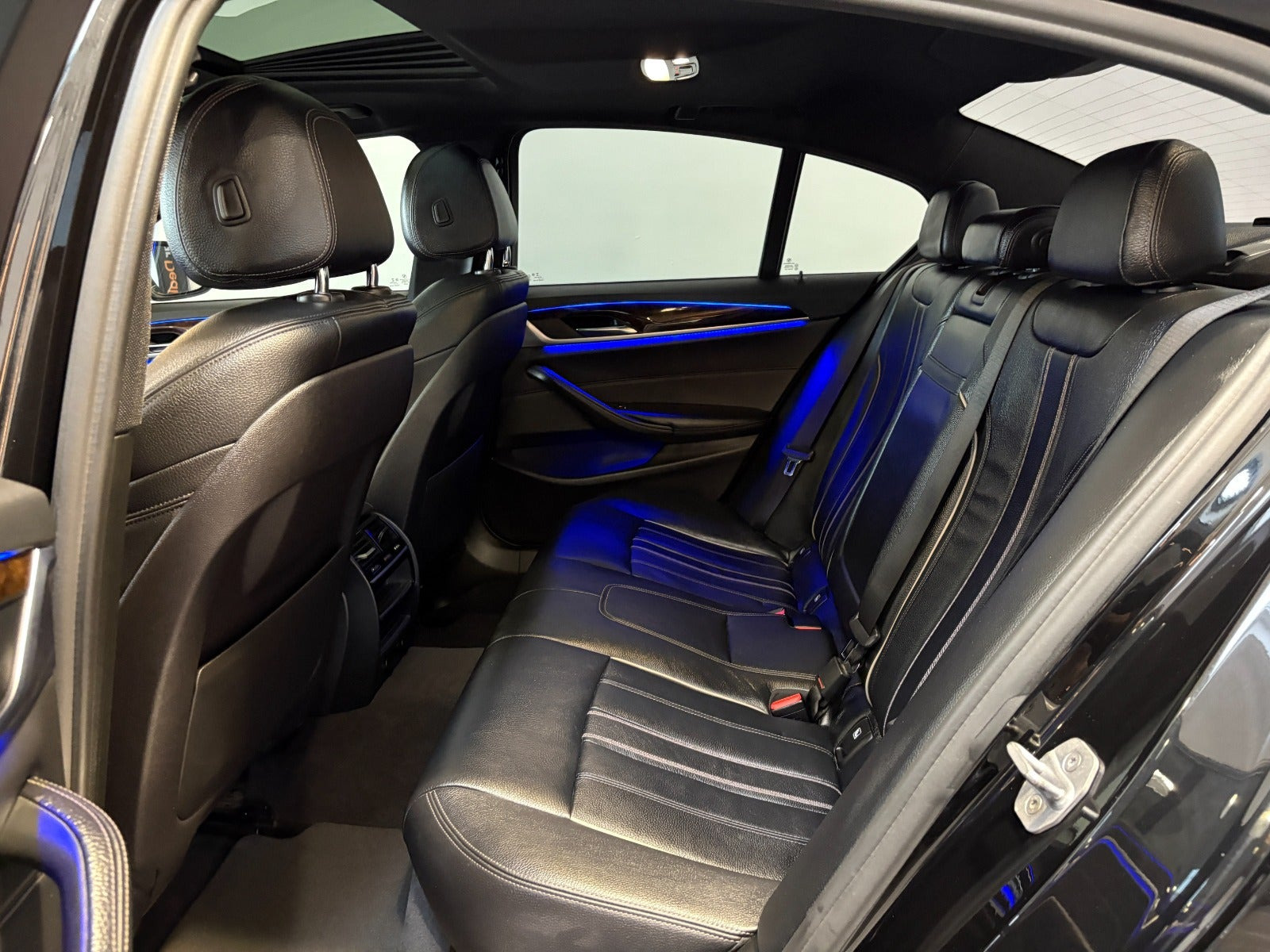 Sort BMW 540i fra 2017