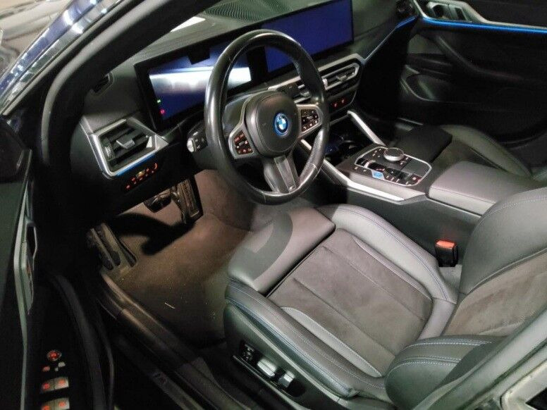 Blå BMW i4 fra 2023