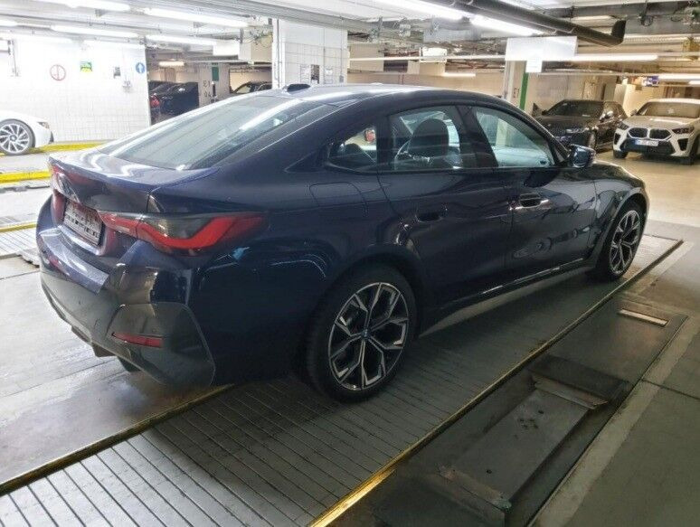 Blå BMW i4 fra 2023