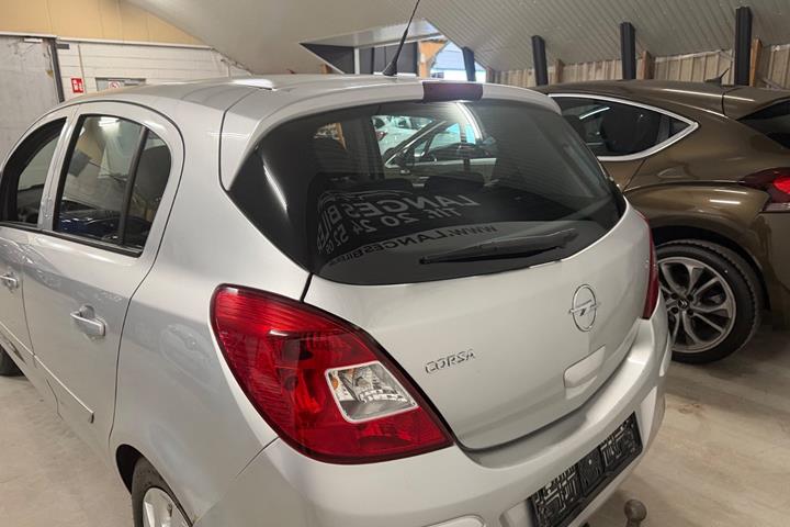 Grå Opel Corsa fra 2007