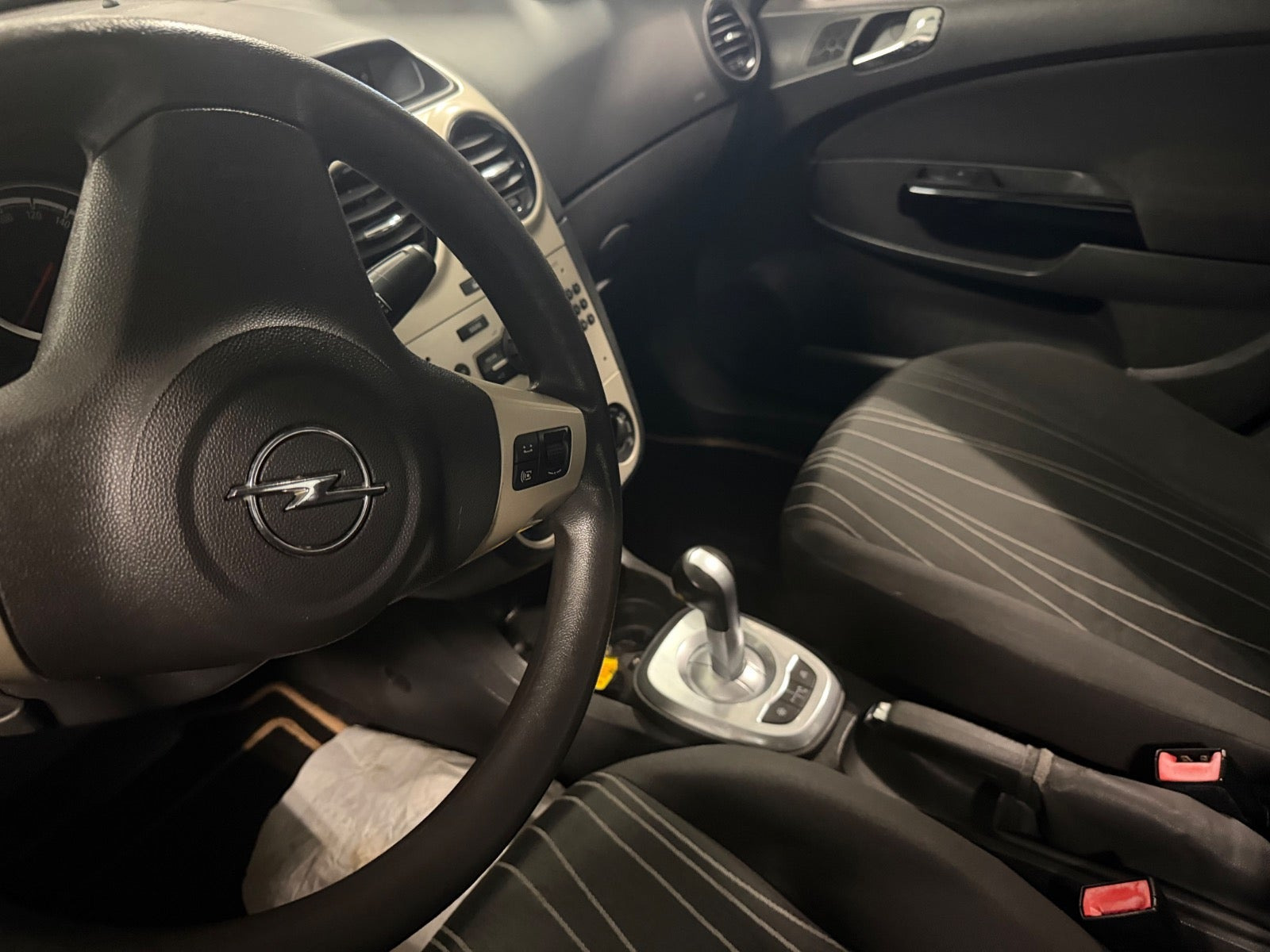 Grå Opel Corsa fra 2007