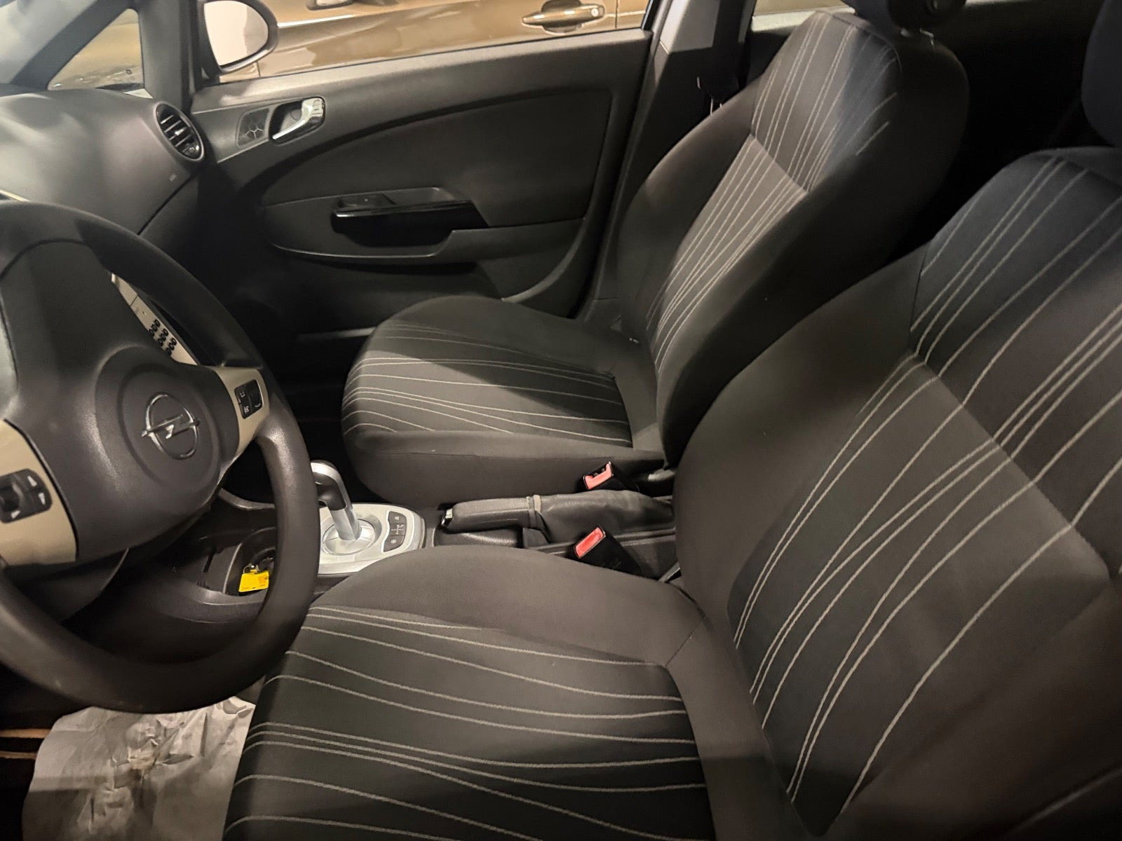 Grå Opel Corsa fra 2007