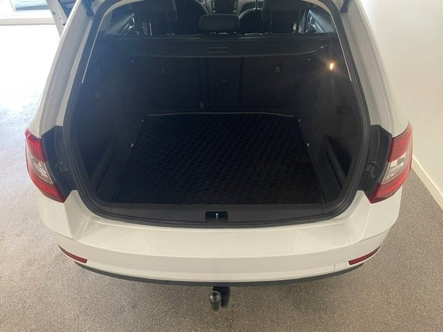 Hvid Skoda Octavia fra 2019