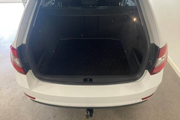 Hvid Skoda Octavia fra 2019