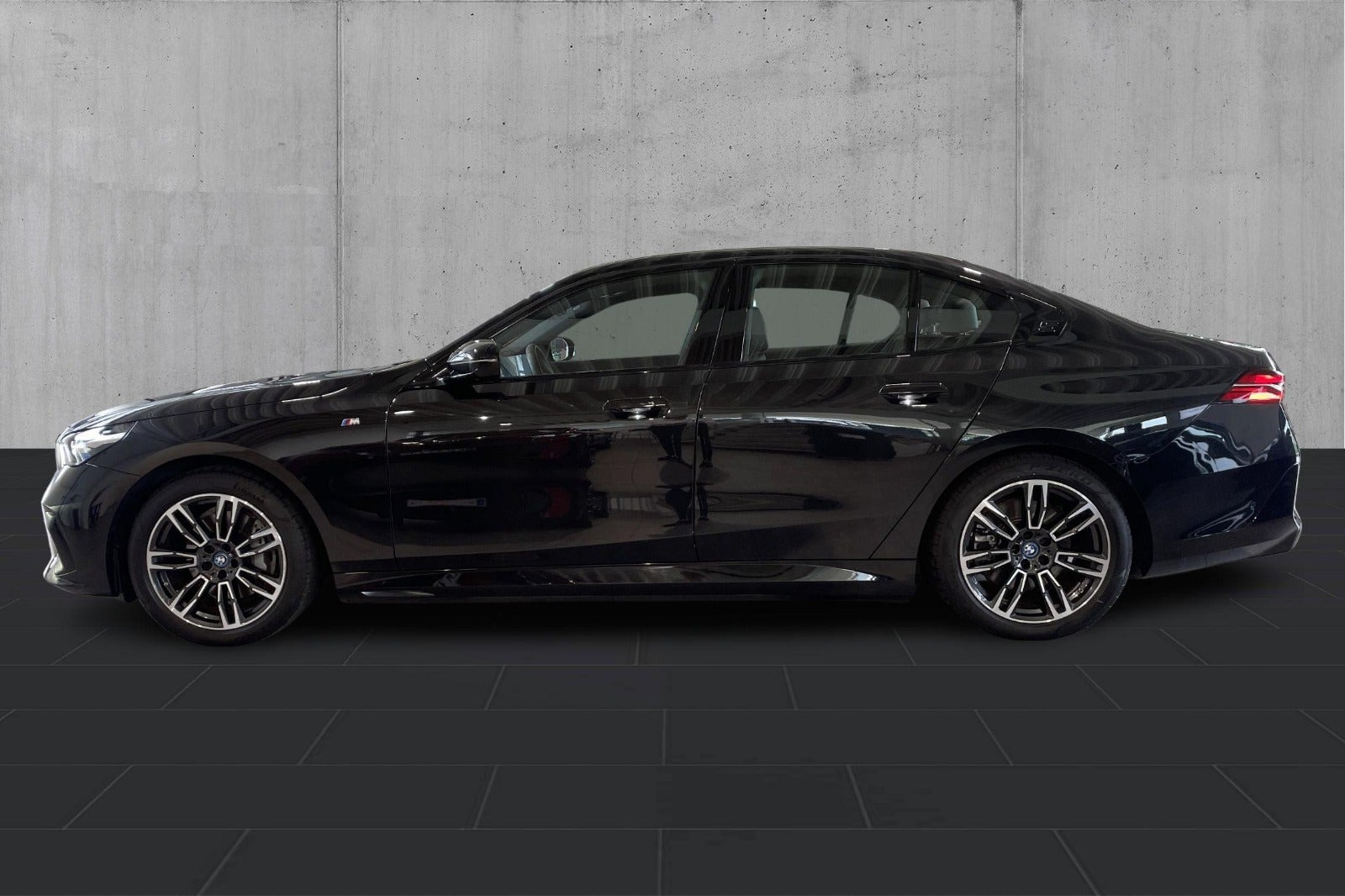 Sort BMW i5 fra 2025