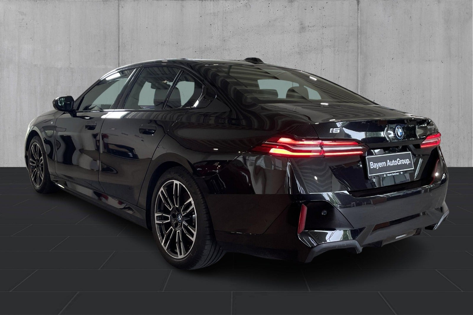 Sort BMW i5 fra 2025