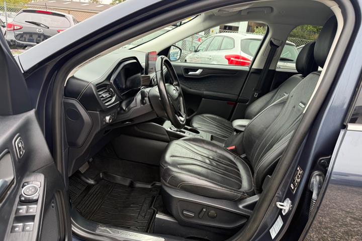 Grå Ford Kuga fra 2020
