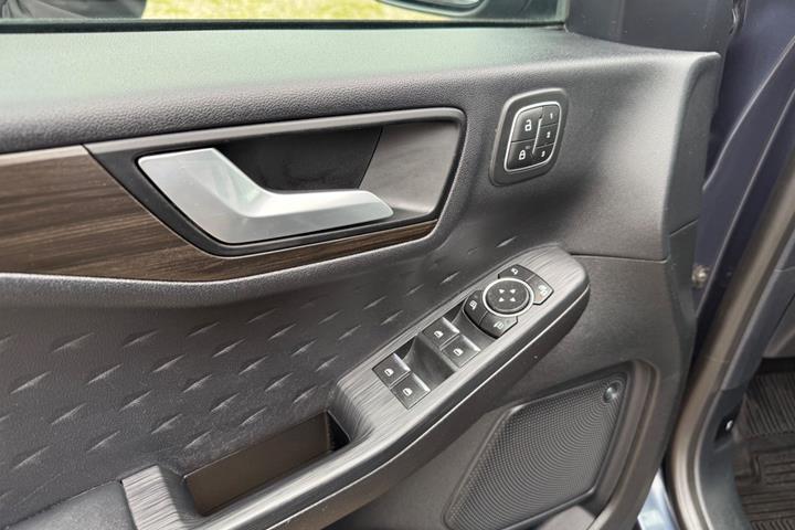 Grå Ford Kuga fra 2020