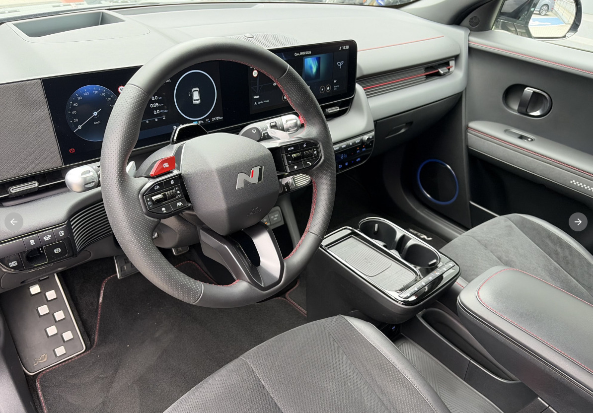Rød Hyundai Ioniq 5 fra 2025
