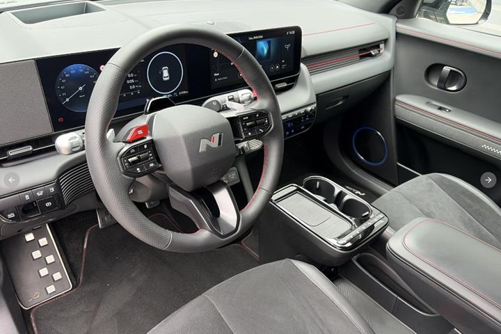 Rød Hyundai Ioniq 5 fra 2025
