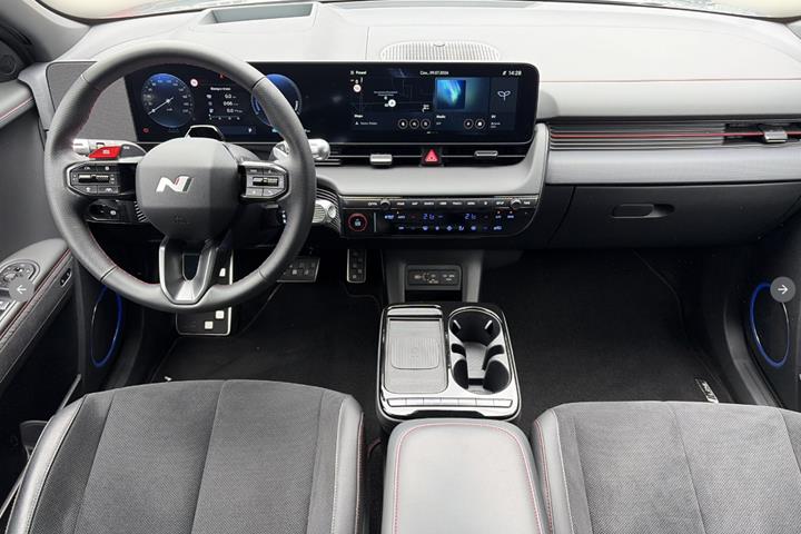 Rød Hyundai Ioniq 5 fra 2025