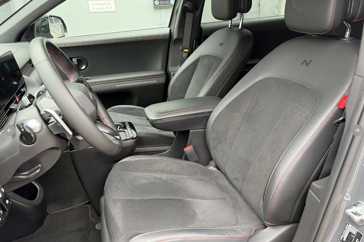 Rød Hyundai Ioniq 5 fra 2025