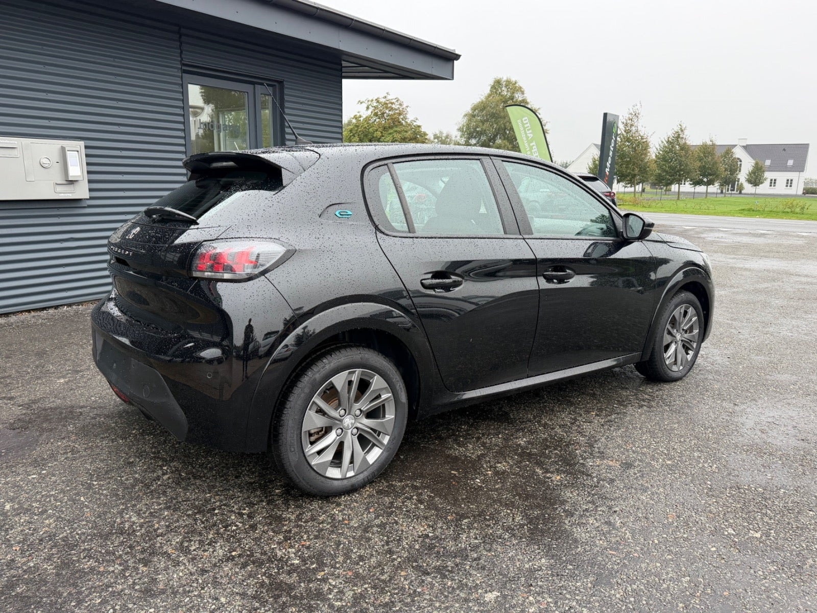 Sort Peugeot e-208 fra 2023