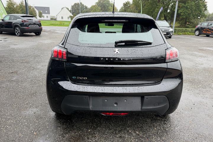 Sort Peugeot e-208 fra 2023