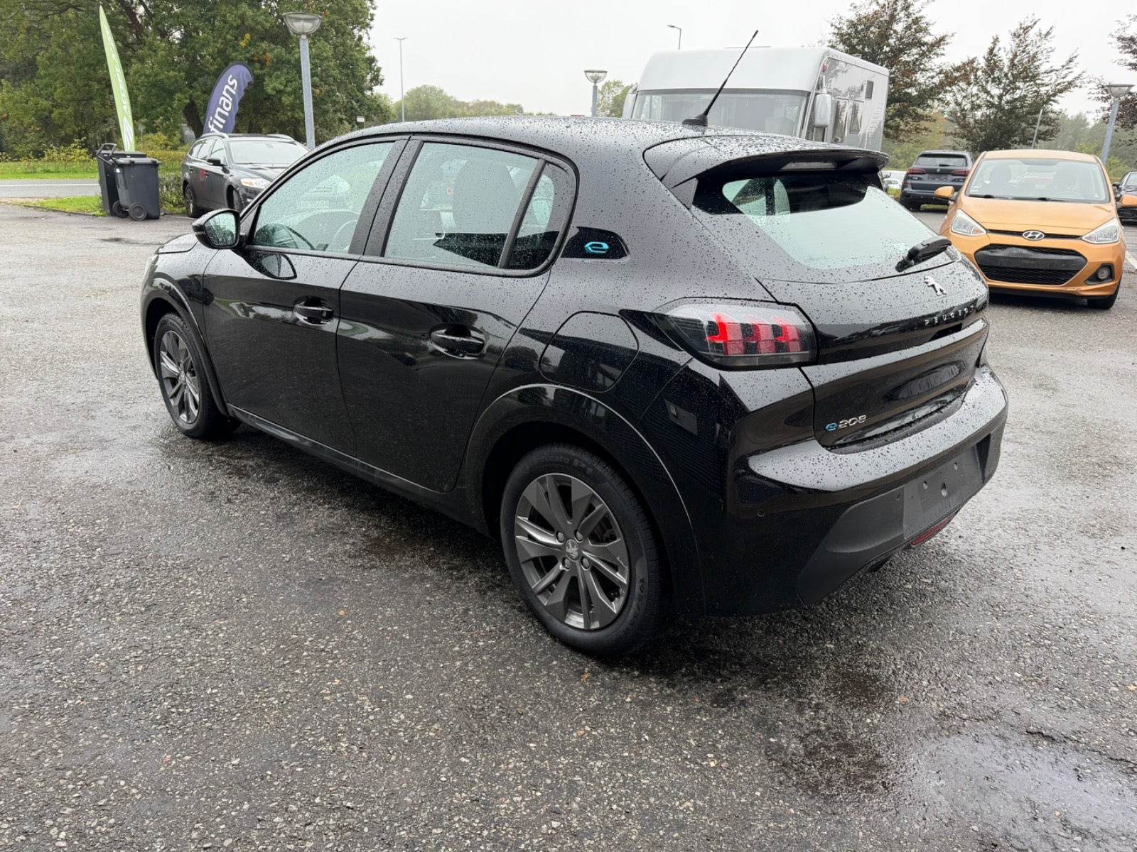 Sort Peugeot e-208 fra 2023
