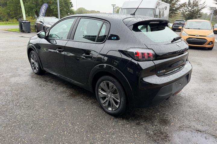 Sort Peugeot e-208 fra 2023