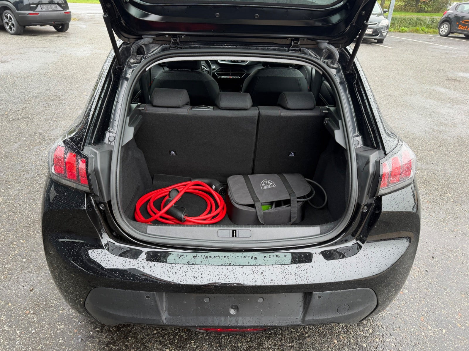 Sort Peugeot e-208 fra 2023