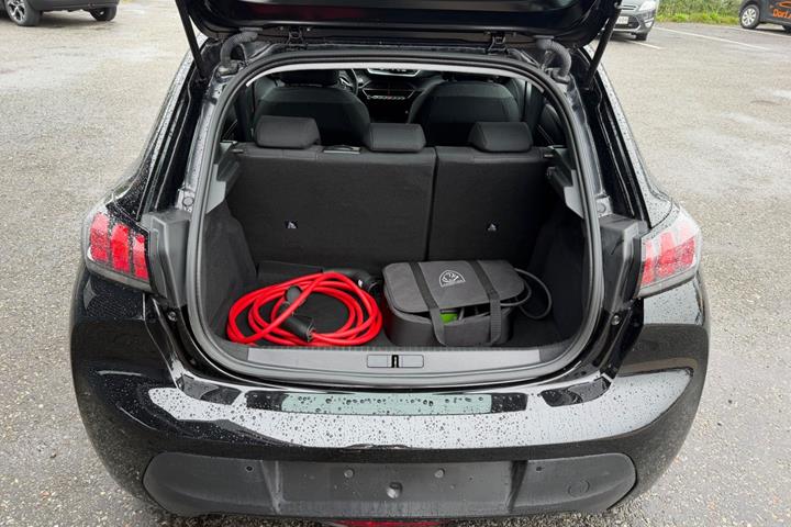 Sort Peugeot e-208 fra 2023