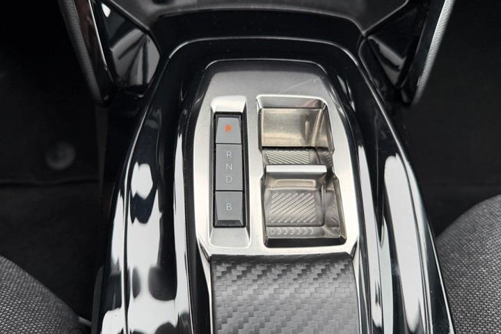 Sort Peugeot e-208 fra 2023