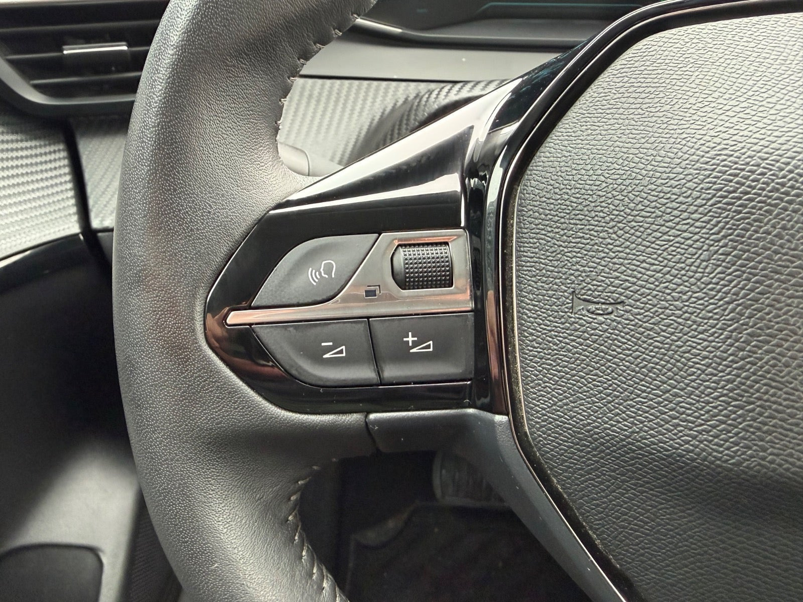 Sort Peugeot e-208 fra 2023
