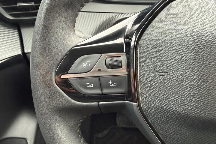 Sort Peugeot e-208 fra 2023