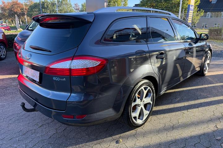 Grå Ford Mondeo fra 2009