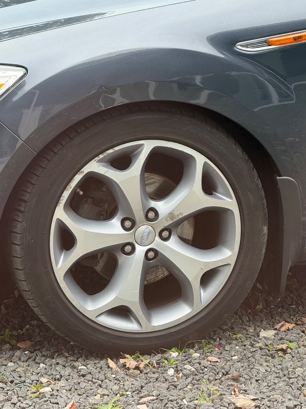 Grå Ford Mondeo fra 2009